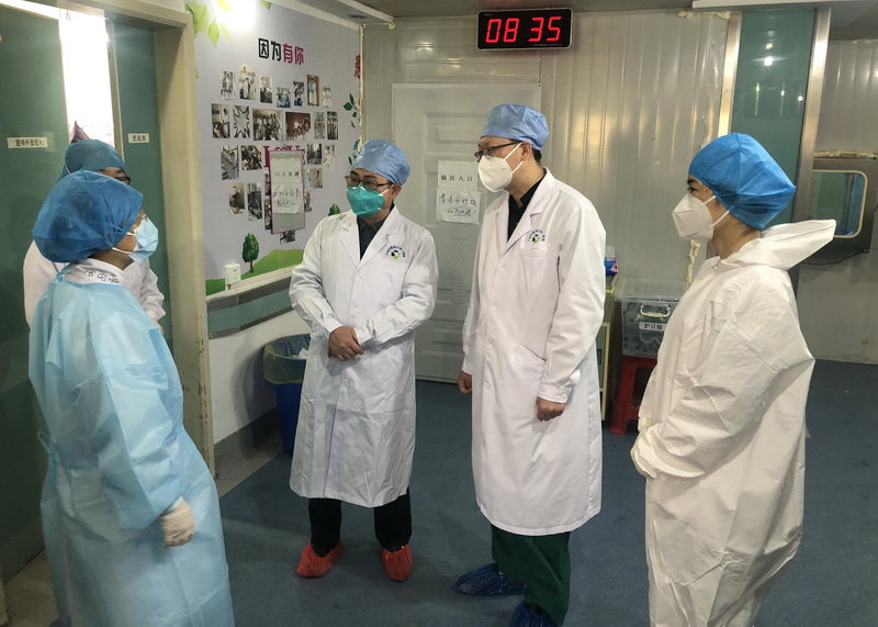 楊主委與醫(yī)療組在定點收治醫(yī)院開展工作20200323164029.jpg