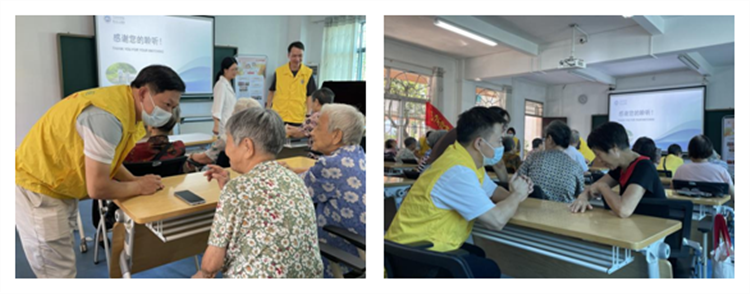 志愿者們?yōu)殚L者們提供合理用藥咨詢.png